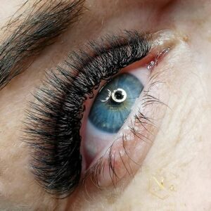 russian lashes effect 4d 6d vissible on womans eye, easthetics